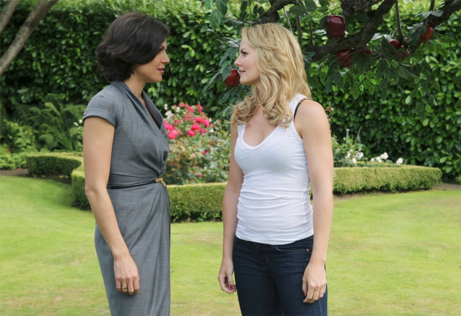 Regina Mills (Lana Parrilla) et Emma Swan (Jennifer Morrison) dans le jardin