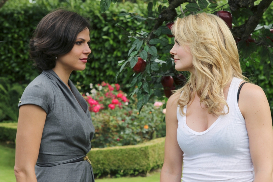 Regina Mills (Lana Parrilla) et Emma Swan (Jennifer Morrison) dans le jardin