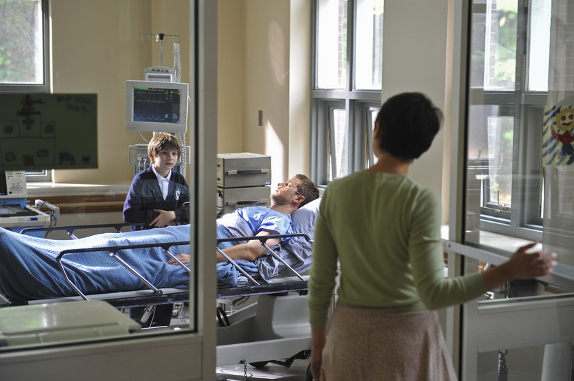Mary Margaret (Ginnifer Goodwin) qui va voir David Nolan (Josh Dallas) à l'hôpital