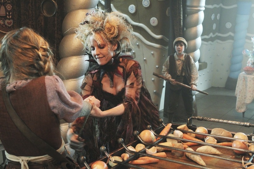 La sorcière aveugle (Emma Caulfield), Hansel (Quinn Lord) et Gretel (Karley Scott Collins)