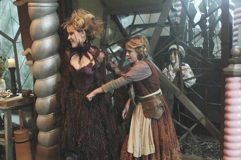 La sorcière aveugle (Emma Caulfield), Hansel (Quinn Lord) et Gretel (Karley Scott Collins)