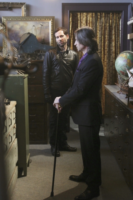 August W. Booth (Eion Bailey) et Mr Gold (Robert Carlyle)