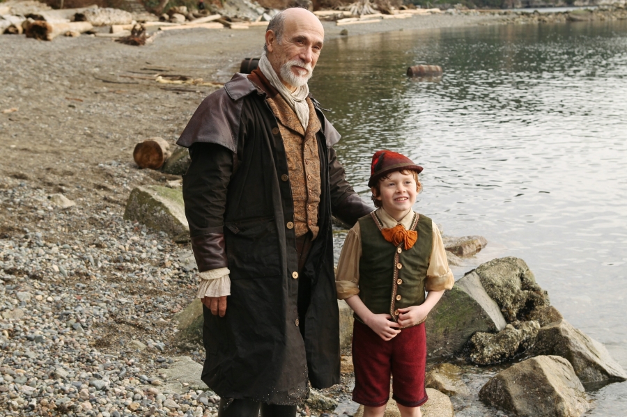 Geppetto (Tony Amendola) et Pinocchio (Jakob Davies)