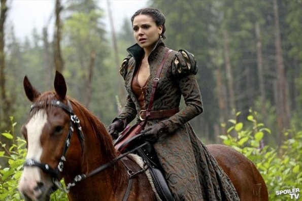 Regina Mills (Lana Parrilla) sur son cheval