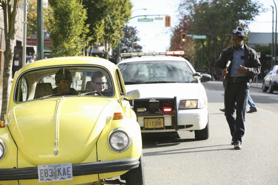 Emma Swan (Jennifer Morrison) qui vole une voiture