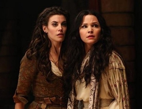Blanche Neige (Ginnifer Goodwin), Red (Meghan Ory) et les loups