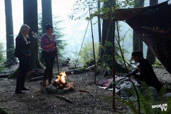Emma Swan (Jennifer Morrison), Mary Margaret Blanchard (Ginnifer Goodwin), Mulan (Jamie Chung) et Aurore (Sarah Bolger) dans la forêt