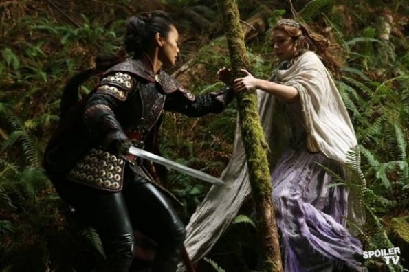 Mulan (Jamie Chung) et Aurore (Sarah Bolger) dans la forêt
