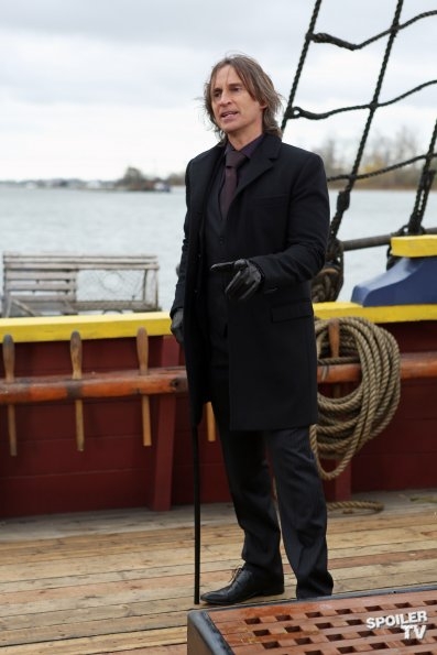 Mr Gold (Robert Carlyle) sur le Jolly Roger