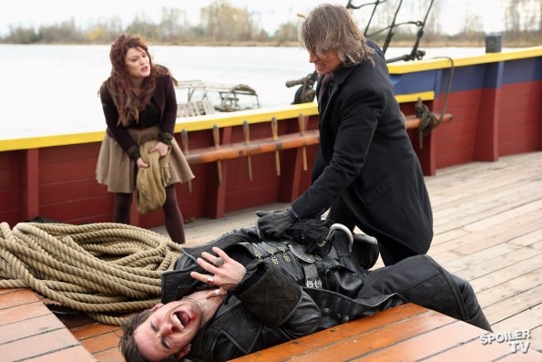 Belle (Emilie de Ravin), Mr Gold (Robert Carlyle) et Killian Jones (Colin O'Donoghue) sur le Jolly Roger