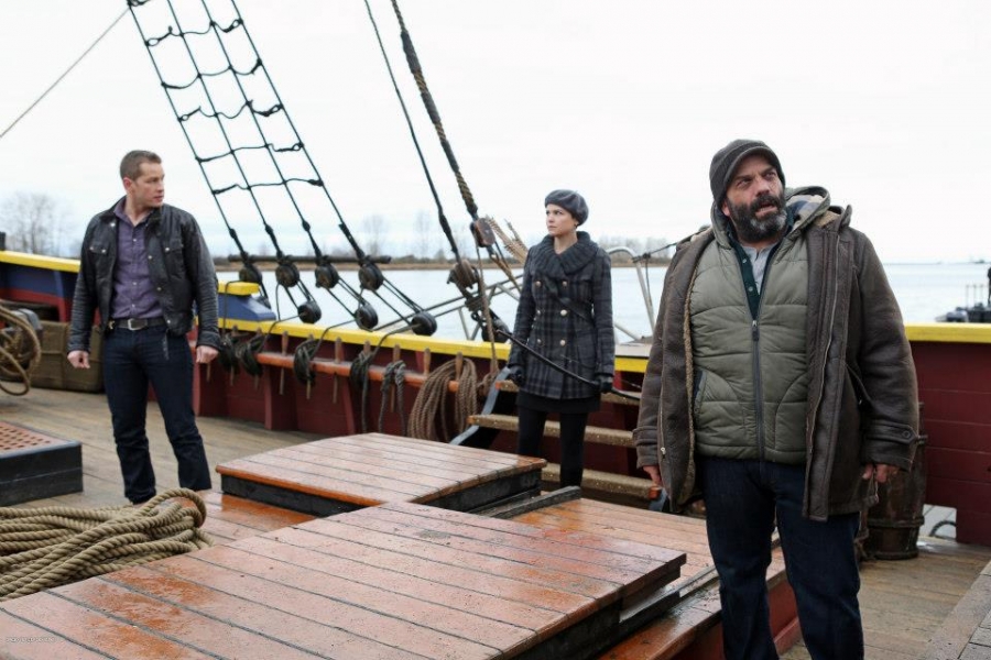 Mary Margaret Blanchard (Ginnifer Goodwin), David Nolan (Josh Dallas) et Grincheux (Lee Arenberg) sur le bateau